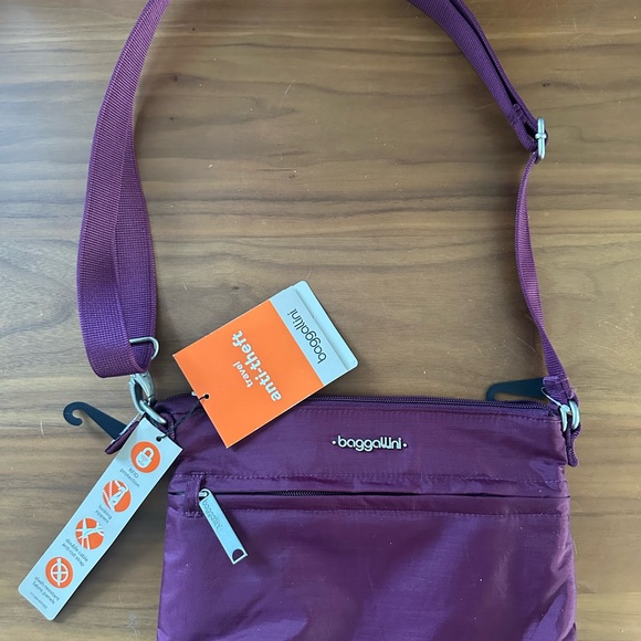 Baggallini anti theft handbag - Picture 2 of 10